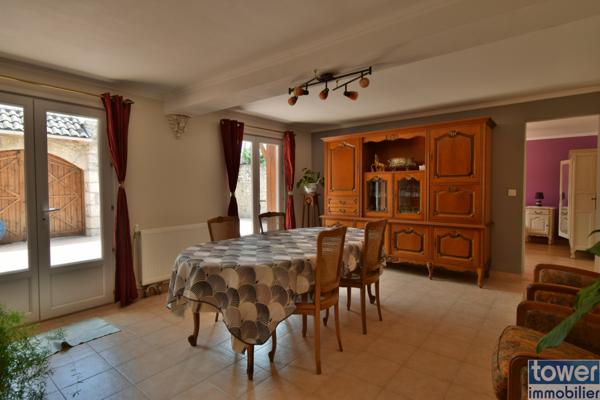 Eymet en Dordogne, ensemble de 2 maisons en pierre rénovées de 278m2 avec piscine.