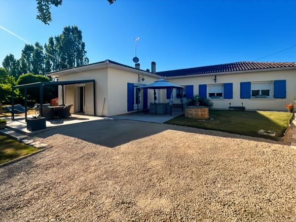 Jolie Maison de plain pied avec piscine proche centre Prayssac