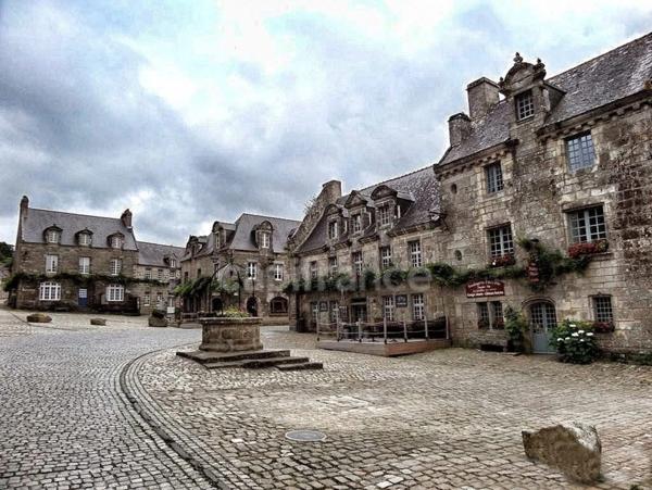 A Vendre - Murs Commerciaux à LOCRONAN, cité de caractère très touristique