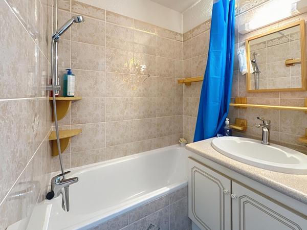 A 300 mètres, des pistes et des commerces