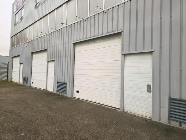 Locaux de stockage plus mezzanine à Achères