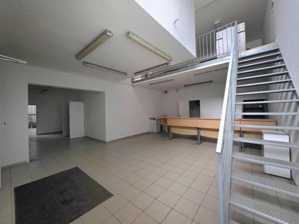 Locaux de stockage plus mezzanine à Achères