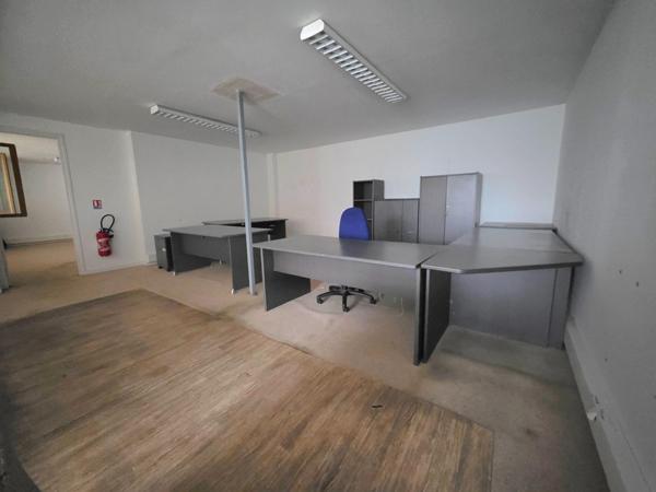 Locaux de stockage plus mezzanine à Achères