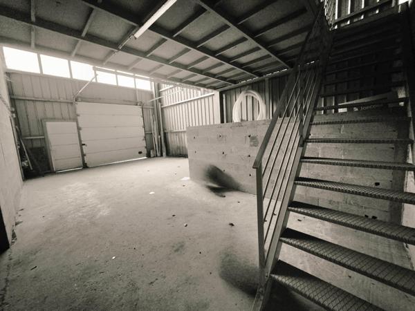 Locaux de stockage plus mezzanine à Achères