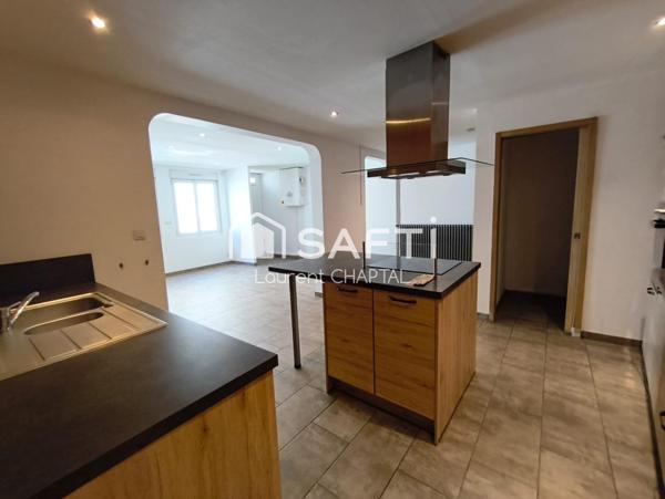 Maison de ville avec terrasse et remise.