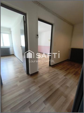 Maison de ville avec terrasse et remise.