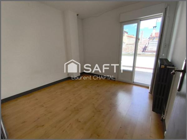 Maison de ville avec terrasse et remise.