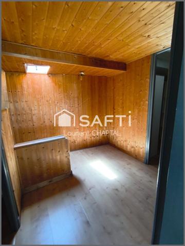 Maison de ville avec terrasse et remise.