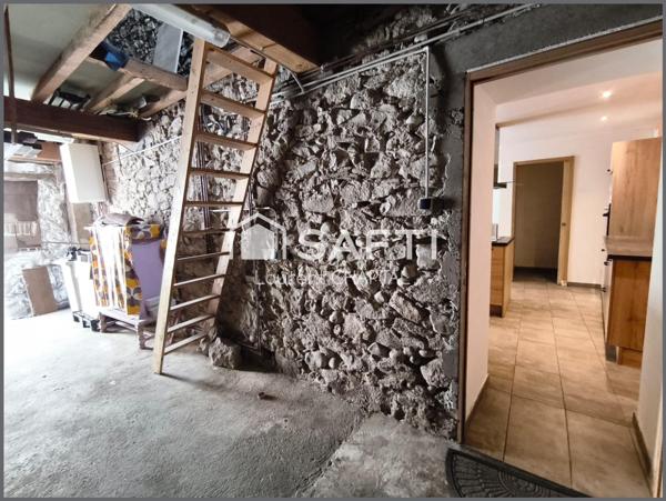 Maison de ville avec terrasse et remise.