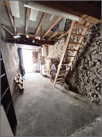 Maison de ville avec terrasse et remise.