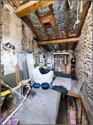 Maison de ville avec terrasse et remise.