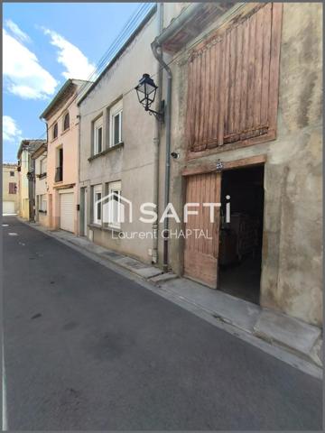 Maison de ville avec terrasse et remise.