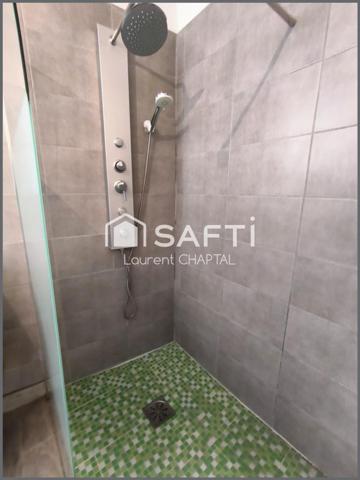 Maison de ville avec terrasse et remise.