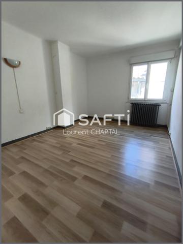 Maison de ville avec terrasse et remise.