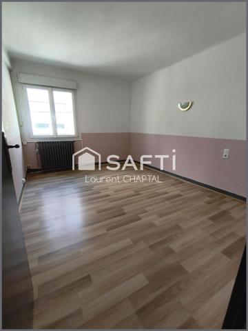 Maison de ville avec terrasse et remise.