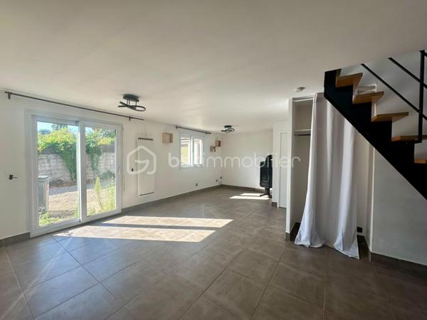 Découvrez cette charmante maison de 5 pièces, offrant environ 95 m² de surface au sol, dont 84 m² loi carrez, idéalement complétée par un studio indépendant d’environ 35 m², actuellement loué jusqu’en juillet 2027.

La maison se compose d’une agréable entrée/buanderie, d’un séjour chaleureux avec poêle, d’une cuisine aménagée et équipée, ainsi que de 3 chambres, dont une de plain-pied, particulièrement pratique pour une vie familiale. Vous bénéficierez également d’une salle de bains et de 2 WC.

À l’extérieur, profitez pleinement des beaux jours grâce à une terrasse et un jardin, offrant un agréable espace de détente.

Un véritable atout : un studio indépendant de 35 m², Il comprend :
* une pièce de vie avec cuisine,
* une salle d’eau avec WC,
* un espace nuit à l’étage.
Actuellement loué jusqu’en juillet 2027, il permet de bénéficier d’un revenu locatif tout en conservant un potentiel intéressant pour l’avenir.

La propriété dispose également de deux garages ainsi que de places de stationnement, un confort particulièrement recherché.

Les + du bien : 
✓ 95 m² au sol / 84 m² loi Carrez
✓ 5 pièces – 3 chambres
✓ Une chambre au rez-de-chaussée
✓ Séjour avec poêle
✓ Cuisine aménagée et équipée
✓ Terrasse et jardin
✓ Studio indépendant d’environ 35 m²
✓ Studio actuellement loué jusqu’en juillet 2027
✓ 2 garages + stationnement
✓ Idéal résidence principale + revenu locatif

Que vous recherchiez une maison familiale, un bien permettant de générer un revenu complémentaire, un logement pour un proche ou encore une opportunité d’investissement, cette propriété offre une combinaison intéressante entre confort, espace et potentiel locatif.

Un bien rare à découvrir sans tarder ! Contactez-moi !