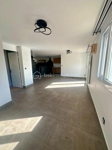 Découvrez cette charmante maison de 5 pièces, offrant environ 95 m² de surface au sol, dont 84 m² loi carrez, idéalement complétée par un studio indépendant d’environ 35 m², actuellement loué jusqu’en juillet 2027.

La maison se compose d’une agréable entrée/buanderie, d’un séjour chaleureux avec poêle, d’une cuisine aménagée et équipée, ainsi que de 3 chambres, dont une de plain-pied, particulièrement pratique pour une vie familiale. Vous bénéficierez également d’une salle de bains et de 2 WC.

À l’extérieur, profitez pleinement des beaux jours grâce à une terrasse et un jardin, offrant un agréable espace de détente.

Un véritable atout : un studio indépendant de 35 m², Il comprend :
* une pièce de vie avec cuisine,
* une salle d’eau avec WC,
* un espace nuit à l’étage.
Actuellement loué jusqu’en juillet 2027, il permet de bénéficier d’un revenu locatif tout en conservant un potentiel intéressant pour l’avenir.

La propriété dispose également de deux garages ainsi que de places de stationnement, un confort particulièrement recherché.

Les + du bien : 
✓ 95 m² au sol / 84 m² loi Carrez
✓ 5 pièces – 3 chambres
✓ Une chambre au rez-de-chaussée
✓ Séjour avec poêle
✓ Cuisine aménagée et équipée
✓ Terrasse et jardin
✓ Studio indépendant d’environ 35 m²
✓ Studio actuellement loué jusqu’en juillet 2027
✓ 2 garages + stationnement
✓ Idéal résidence principale + revenu locatif

Que vous recherchiez une maison familiale, un bien permettant de générer un revenu complémentaire, un logement pour un proche ou encore une opportunité d’investissement, cette propriété offre une combinaison intéressante entre confort, espace et potentiel locatif.

Un bien rare à découvrir sans tarder ! Contactez-moi !