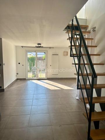 Découvrez cette charmante maison de 5 pièces, offrant environ 95 m² de surface au sol, dont 84 m² loi carrez, idéalement complétée par un studio indépendant d’environ 35 m², actuellement loué jusqu’en juillet 2027.

La maison se compose d’une agréable entrée/buanderie, d’un séjour chaleureux avec poêle, d’une cuisine aménagée et équipée, ainsi que de 3 chambres, dont une de plain-pied, particulièrement pratique pour une vie familiale. Vous bénéficierez également d’une salle de bains et de 2 WC.

À l’extérieur, profitez pleinement des beaux jours grâce à une terrasse et un jardin, offrant un agréable espace de détente.

Un véritable atout : un studio indépendant de 35 m², Il comprend :
* une pièce de vie avec cuisine,
* une salle d’eau avec WC,
* un espace nuit à l’étage.
Actuellement loué jusqu’en juillet 2027, il permet de bénéficier d’un revenu locatif tout en conservant un potentiel intéressant pour l’avenir.

La propriété dispose également de deux garages ainsi que de places de stationnement, un confort particulièrement recherché.

Les + du bien : 
✓ 95 m² au sol / 84 m² loi Carrez
✓ 5 pièces – 3 chambres
✓ Une chambre au rez-de-chaussée
✓ Séjour avec poêle
✓ Cuisine aménagée et équipée
✓ Terrasse et jardin
✓ Studio indépendant d’environ 35 m²
✓ Studio actuellement loué jusqu’en juillet 2027
✓ 2 garages + stationnement
✓ Idéal résidence principale + revenu locatif

Que vous recherchiez une maison familiale, un bien permettant de générer un revenu complémentaire, un logement pour un proche ou encore une opportunité d’investissement, cette propriété offre une combinaison intéressante entre confort, espace et potentiel locatif.

Un bien rare à découvrir sans tarder ! Contactez-moi !