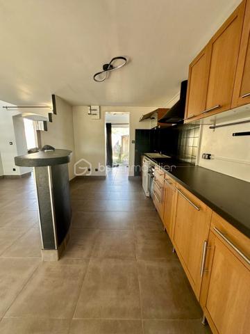 Découvrez cette charmante maison de 5 pièces, offrant environ 95 m² de surface au sol, dont 84 m² loi carrez, idéalement complétée par un studio indépendant d’environ 35 m², actuellement loué jusqu’en juillet 2027.

La maison se compose d’une agréable entrée/buanderie, d’un séjour chaleureux avec poêle, d’une cuisine aménagée et équipée, ainsi que de 3 chambres, dont une de plain-pied, particulièrement pratique pour une vie familiale. Vous bénéficierez également d’une salle de bains et de 2 WC.

À l’extérieur, profitez pleinement des beaux jours grâce à une terrasse et un jardin, offrant un agréable espace de détente.

Un véritable atout : un studio indépendant de 35 m², Il comprend :
* une pièce de vie avec cuisine,
* une salle d’eau avec WC,
* un espace nuit à l’étage.
Actuellement loué jusqu’en juillet 2027, il permet de bénéficier d’un revenu locatif tout en conservant un potentiel intéressant pour l’avenir.

La propriété dispose également de deux garages ainsi que de places de stationnement, un confort particulièrement recherché.

Les + du bien : 
✓ 95 m² au sol / 84 m² loi Carrez
✓ 5 pièces – 3 chambres
✓ Une chambre au rez-de-chaussée
✓ Séjour avec poêle
✓ Cuisine aménagée et équipée
✓ Terrasse et jardin
✓ Studio indépendant d’environ 35 m²
✓ Studio actuellement loué jusqu’en juillet 2027
✓ 2 garages + stationnement
✓ Idéal résidence principale + revenu locatif

Que vous recherchiez une maison familiale, un bien permettant de générer un revenu complémentaire, un logement pour un proche ou encore une opportunité d’investissement, cette propriété offre une combinaison intéressante entre confort, espace et potentiel locatif.

Un bien rare à découvrir sans tarder ! Contactez-moi !