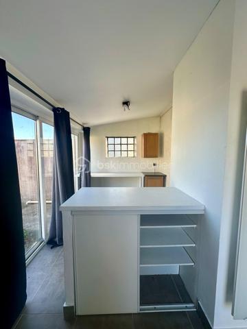 Découvrez cette charmante maison de 5 pièces, offrant environ 95 m² de surface au sol, dont 84 m² loi carrez, idéalement complétée par un studio indépendant d’environ 35 m², actuellement loué jusqu’en juillet 2027.

La maison se compose d’une agréable entrée/buanderie, d’un séjour chaleureux avec poêle, d’une cuisine aménagée et équipée, ainsi que de 3 chambres, dont une de plain-pied, particulièrement pratique pour une vie familiale. Vous bénéficierez également d’une salle de bains et de 2 WC.

À l’extérieur, profitez pleinement des beaux jours grâce à une terrasse et un jardin, offrant un agréable espace de détente.

Un véritable atout : un studio indépendant de 35 m², Il comprend :
* une pièce de vie avec cuisine,
* une salle d’eau avec WC,
* un espace nuit à l’étage.
Actuellement loué jusqu’en juillet 2027, il permet de bénéficier d’un revenu locatif tout en conservant un potentiel intéressant pour l’avenir.

La propriété dispose également de deux garages ainsi que de places de stationnement, un confort particulièrement recherché.

Les + du bien : 
✓ 95 m² au sol / 84 m² loi Carrez
✓ 5 pièces – 3 chambres
✓ Une chambre au rez-de-chaussée
✓ Séjour avec poêle
✓ Cuisine aménagée et équipée
✓ Terrasse et jardin
✓ Studio indépendant d’environ 35 m²
✓ Studio actuellement loué jusqu’en juillet 2027
✓ 2 garages + stationnement
✓ Idéal résidence principale + revenu locatif

Que vous recherchiez une maison familiale, un bien permettant de générer un revenu complémentaire, un logement pour un proche ou encore une opportunité d’investissement, cette propriété offre une combinaison intéressante entre confort, espace et potentiel locatif.

Un bien rare à découvrir sans tarder ! Contactez-moi !