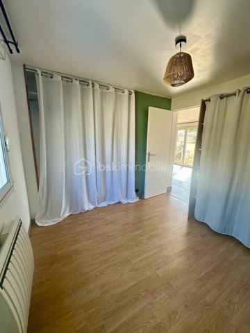Découvrez cette charmante maison de 5 pièces, offrant environ 95 m² de surface au sol, dont 84 m² loi carrez, idéalement complétée par un studio indépendant d’environ 35 m², actuellement loué jusqu’en juillet 2027.

La maison se compose d’une agréable entrée/buanderie, d’un séjour chaleureux avec poêle, d’une cuisine aménagée et équipée, ainsi que de 3 chambres, dont une de plain-pied, particulièrement pratique pour une vie familiale. Vous bénéficierez également d’une salle de bains et de 2 WC.

À l’extérieur, profitez pleinement des beaux jours grâce à une terrasse et un jardin, offrant un agréable espace de détente.

Un véritable atout : un studio indépendant de 35 m², Il comprend :
* une pièce de vie avec cuisine,
* une salle d’eau avec WC,
* un espace nuit à l’étage.
Actuellement loué jusqu’en juillet 2027, il permet de bénéficier d’un revenu locatif tout en conservant un potentiel intéressant pour l’avenir.

La propriété dispose également de deux garages ainsi que de places de stationnement, un confort particulièrement recherché.

Les + du bien : 
✓ 95 m² au sol / 84 m² loi Carrez
✓ 5 pièces – 3 chambres
✓ Une chambre au rez-de-chaussée
✓ Séjour avec poêle
✓ Cuisine aménagée et équipée
✓ Terrasse et jardin
✓ Studio indépendant d’environ 35 m²
✓ Studio actuellement loué jusqu’en juillet 2027
✓ 2 garages + stationnement
✓ Idéal résidence principale + revenu locatif

Que vous recherchiez une maison familiale, un bien permettant de générer un revenu complémentaire, un logement pour un proche ou encore une opportunité d’investissement, cette propriété offre une combinaison intéressante entre confort, espace et potentiel locatif.

Un bien rare à découvrir sans tarder ! Contactez-moi !