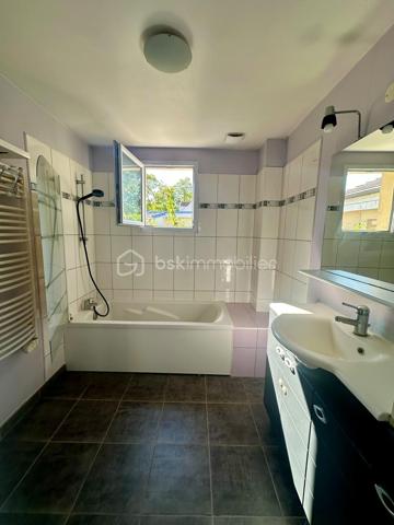Découvrez cette charmante maison de 5 pièces, offrant environ 95 m² de surface au sol, dont 84 m² loi carrez, idéalement complétée par un studio indépendant d’environ 35 m², actuellement loué jusqu’en juillet 2027.

La maison se compose d’une agréable entrée/buanderie, d’un séjour chaleureux avec poêle, d’une cuisine aménagée et équipée, ainsi que de 3 chambres, dont une de plain-pied, particulièrement pratique pour une vie familiale. Vous bénéficierez également d’une salle de bains et de 2 WC.

À l’extérieur, profitez pleinement des beaux jours grâce à une terrasse et un jardin, offrant un agréable espace de détente.

Un véritable atout : un studio indépendant de 35 m², Il comprend :
* une pièce de vie avec cuisine,
* une salle d’eau avec WC,
* un espace nuit à l’étage.
Actuellement loué jusqu’en juillet 2027, il permet de bénéficier d’un revenu locatif tout en conservant un potentiel intéressant pour l’avenir.

La propriété dispose également de deux garages ainsi que de places de stationnement, un confort particulièrement recherché.

Les + du bien : 
✓ 95 m² au sol / 84 m² loi Carrez
✓ 5 pièces – 3 chambres
✓ Une chambre au rez-de-chaussée
✓ Séjour avec poêle
✓ Cuisine aménagée et équipée
✓ Terrasse et jardin
✓ Studio indépendant d’environ 35 m²
✓ Studio actuellement loué jusqu’en juillet 2027
✓ 2 garages + stationnement
✓ Idéal résidence principale + revenu locatif

Que vous recherchiez une maison familiale, un bien permettant de générer un revenu complémentaire, un logement pour un proche ou encore une opportunité d’investissement, cette propriété offre une combinaison intéressante entre confort, espace et potentiel locatif.

Un bien rare à découvrir sans tarder ! Contactez-moi !