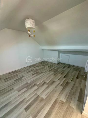 Découvrez cette charmante maison de 5 pièces, offrant environ 95 m² de surface au sol, dont 84 m² loi carrez, idéalement complétée par un studio indépendant d’environ 35 m², actuellement loué jusqu’en juillet 2027.

La maison se compose d’une agréable entrée/buanderie, d’un séjour chaleureux avec poêle, d’une cuisine aménagée et équipée, ainsi que de 3 chambres, dont une de plain-pied, particulièrement pratique pour une vie familiale. Vous bénéficierez également d’une salle de bains et de 2 WC.

À l’extérieur, profitez pleinement des beaux jours grâce à une terrasse et un jardin, offrant un agréable espace de détente.

Un véritable atout : un studio indépendant de 35 m², Il comprend :
* une pièce de vie avec cuisine,
* une salle d’eau avec WC,
* un espace nuit à l’étage.
Actuellement loué jusqu’en juillet 2027, il permet de bénéficier d’un revenu locatif tout en conservant un potentiel intéressant pour l’avenir.

La propriété dispose également de deux garages ainsi que de places de stationnement, un confort particulièrement recherché.

Les + du bien : 
✓ 95 m² au sol / 84 m² loi Carrez
✓ 5 pièces – 3 chambres
✓ Une chambre au rez-de-chaussée
✓ Séjour avec poêle
✓ Cuisine aménagée et équipée
✓ Terrasse et jardin
✓ Studio indépendant d’environ 35 m²
✓ Studio actuellement loué jusqu’en juillet 2027
✓ 2 garages + stationnement
✓ Idéal résidence principale + revenu locatif

Que vous recherchiez une maison familiale, un bien permettant de générer un revenu complémentaire, un logement pour un proche ou encore une opportunité d’investissement, cette propriété offre une combinaison intéressante entre confort, espace et potentiel locatif.

Un bien rare à découvrir sans tarder ! Contactez-moi !