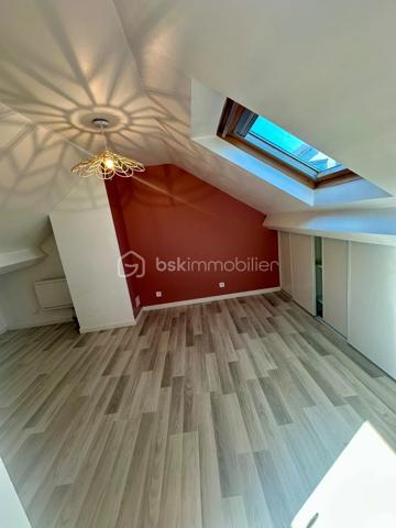 Découvrez cette charmante maison de 5 pièces, offrant environ 95 m² de surface au sol, dont 84 m² loi carrez, idéalement complétée par un studio indépendant d’environ 35 m², actuellement loué jusqu’en juillet 2027.

La maison se compose d’une agréable entrée/buanderie, d’un séjour chaleureux avec poêle, d’une cuisine aménagée et équipée, ainsi que de 3 chambres, dont une de plain-pied, particulièrement pratique pour une vie familiale. Vous bénéficierez également d’une salle de bains et de 2 WC.

À l’extérieur, profitez pleinement des beaux jours grâce à une terrasse et un jardin, offrant un agréable espace de détente.

Un véritable atout : un studio indépendant de 35 m², Il comprend :
* une pièce de vie avec cuisine,
* une salle d’eau avec WC,
* un espace nuit à l’étage.
Actuellement loué jusqu’en juillet 2027, il permet de bénéficier d’un revenu locatif tout en conservant un potentiel intéressant pour l’avenir.

La propriété dispose également de deux garages ainsi que de places de stationnement, un confort particulièrement recherché.

Les + du bien : 
✓ 95 m² au sol / 84 m² loi Carrez
✓ 5 pièces – 3 chambres
✓ Une chambre au rez-de-chaussée
✓ Séjour avec poêle
✓ Cuisine aménagée et équipée
✓ Terrasse et jardin
✓ Studio indépendant d’environ 35 m²
✓ Studio actuellement loué jusqu’en juillet 2027
✓ 2 garages + stationnement
✓ Idéal résidence principale + revenu locatif

Que vous recherchiez une maison familiale, un bien permettant de générer un revenu complémentaire, un logement pour un proche ou encore une opportunité d’investissement, cette propriété offre une combinaison intéressante entre confort, espace et potentiel locatif.

Un bien rare à découvrir sans tarder ! Contactez-moi !