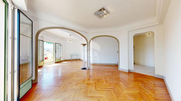 NICE - GAMBETTA / CARRÉ D'OR : MAGNIFIQUE 3/4 PIÈCES UN BEL IMMEUBLE BOURGEOIS AVEC VUE DÉGAGÉE