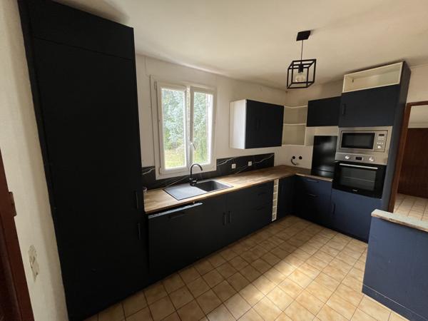 Poitiers (86000) MAISON PLAIN PIED 100 M2 A RENOVER AVEC JARDIN 1700 M2 ET GARAGE 50 M2