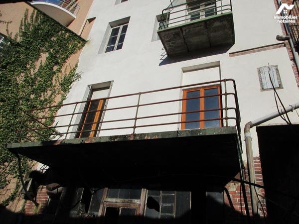 Centre ville de BOEN SUR LIGNON, immeuble  à rénover sur sous-sol,  260m²hab avec cour et dépendance