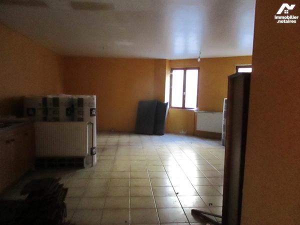 Centre ville de BOEN SUR LIGNON, immeuble  à rénover sur sous-sol,  260m²hab avec cour et dépendance