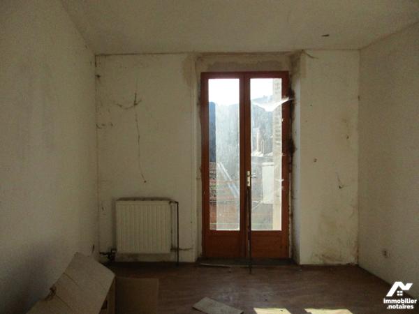 Centre ville de BOEN SUR LIGNON, immeuble  à rénover sur sous-sol,  260m²hab avec cour et dépendance