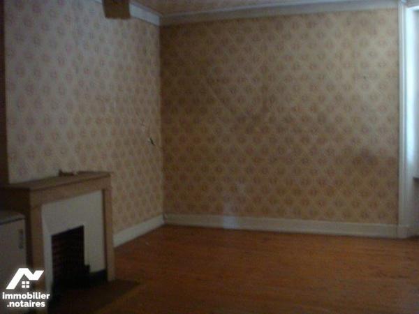 Centre ville de BOEN SUR LIGNON, immeuble  à rénover sur sous-sol,  260m²hab avec cour et dépendance