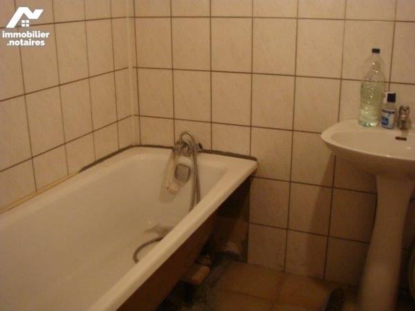 Centre ville de BOEN SUR LIGNON, immeuble  à rénover sur sous-sol,  260m²hab avec cour et dépendance