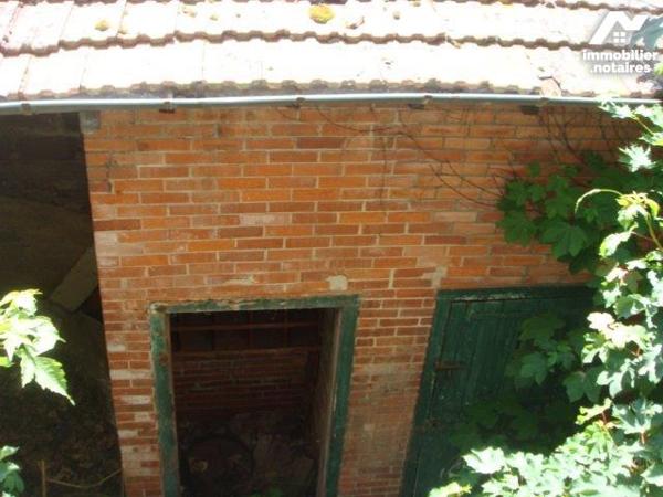 Centre ville de BOEN SUR LIGNON, immeuble  à rénover sur sous-sol,  260m²hab avec cour et dépendance