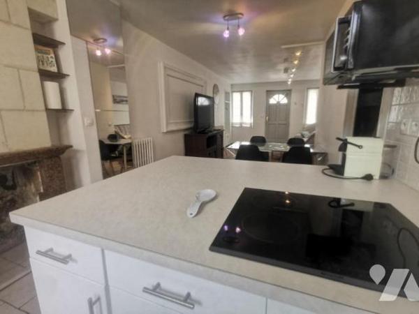 Une maison à usage d'habitation comprenant:
- au rez de chaussée: une pièce de vie avec cuisin...