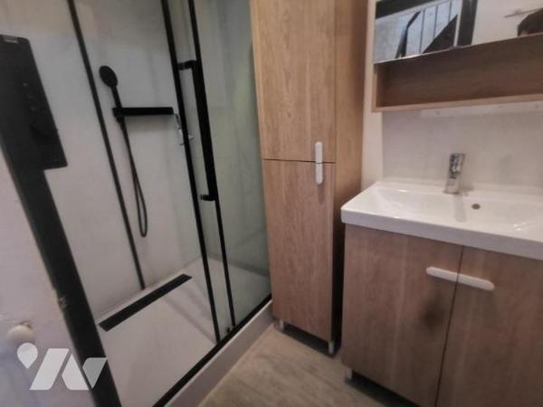 Une maison à usage d'habitation comprenant:
- au rez de chaussée: une pièce de vie avec cuisin...