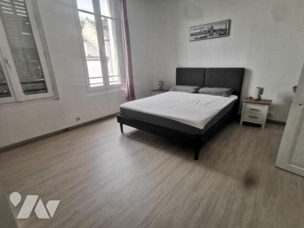 Une maison à usage d'habitation comprenant:
- au rez de chaussée: une pièce de vie avec cuisin...