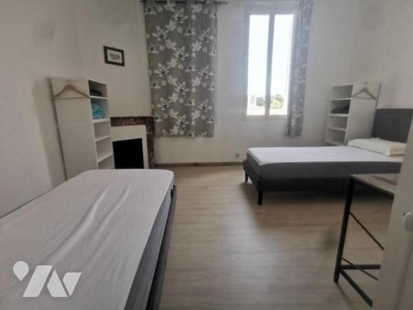 Une maison à usage d'habitation comprenant:
- au rez de chaussée: une pièce de vie avec cuisin...