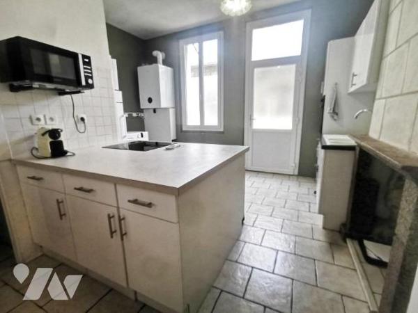 Une maison à usage d'habitation comprenant:
- au rez de chaussée: une pièce de vie avec cuisin...