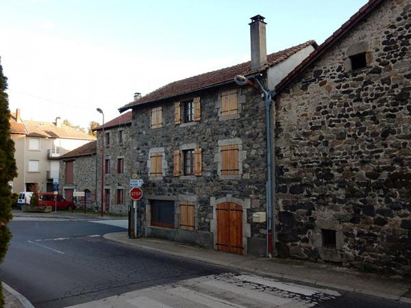 Beaux 43200 ensemble immobilier des années 1900 bâti en pierres 81 m² habitables  4 chambres avec dépendances sur 340 m² de terrain plus une parcelle de pré de 2265 m² non attenante