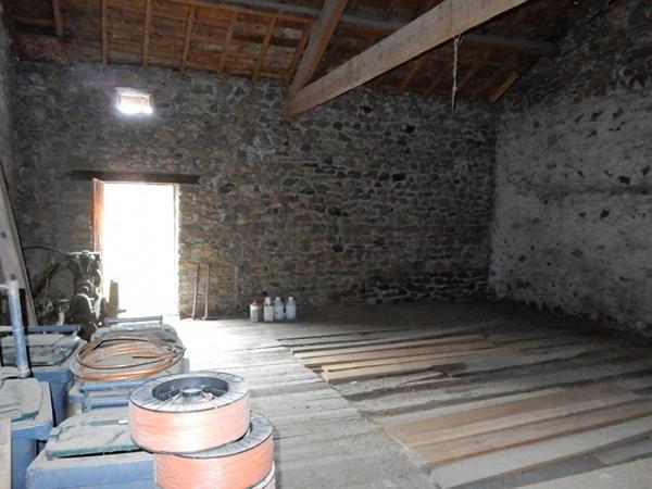 Beaux 43200 ensemble immobilier des années 1900 bâti en pierres 81 m² habitables  4 chambres avec dépendances sur 340 m² de terrain plus une parcelle de pré de 2265 m² non attenante