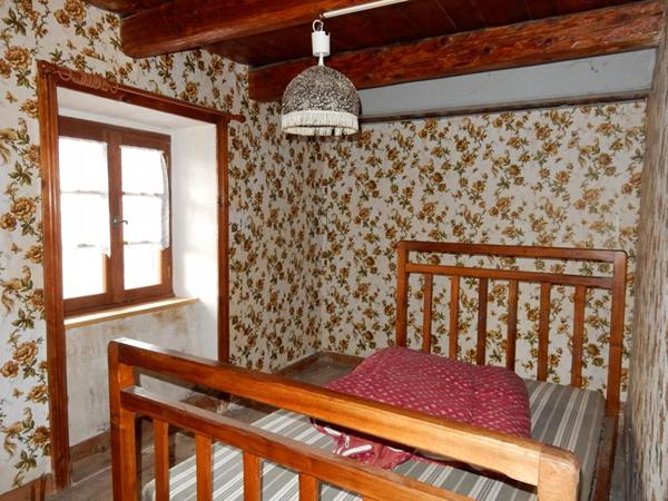 Beaux 43200 ensemble immobilier des années 1900 bâti en pierres 81 m² habitables  4 chambres avec dépendances sur 340 m² de terrain plus une parcelle de pré de 2265 m² non attenante