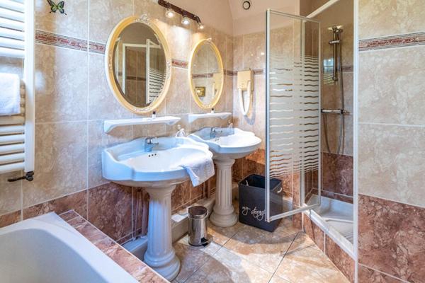SUD ANGERS - MURS COMMERCIAUX HOTEL  450 m²