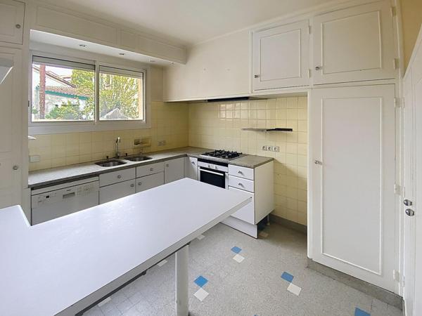 Maison 4 chambres, bel emplacement, parking privé