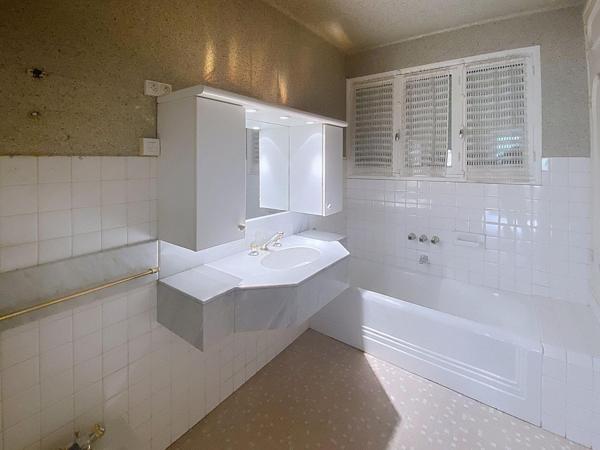 Maison 4 chambres, bel emplacement, parking privé