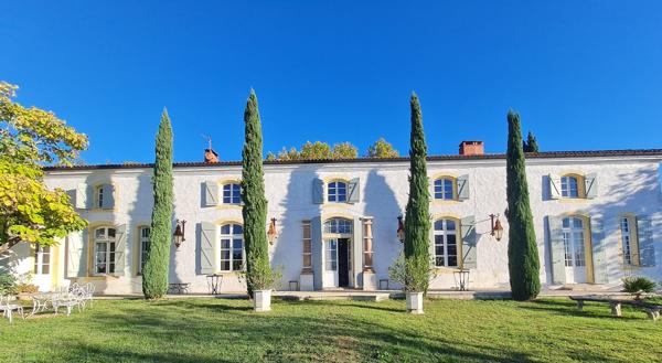 ÉLÉGANTE CHARTREUSE DU XVIIIe SIÈCLE EN POSITION DOMINANTE SUR LE VALLÉE DE LA GARONNE. Port sainte marie