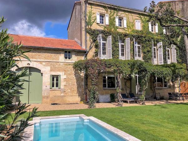 Maison de Maitre ± 275 m2 , terrain 569 m2, piscine chauffée, perle rare !
