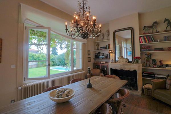 Maison de Maitre ± 275 m2 , terrain 569 m2, piscine chauffée, perle rare !